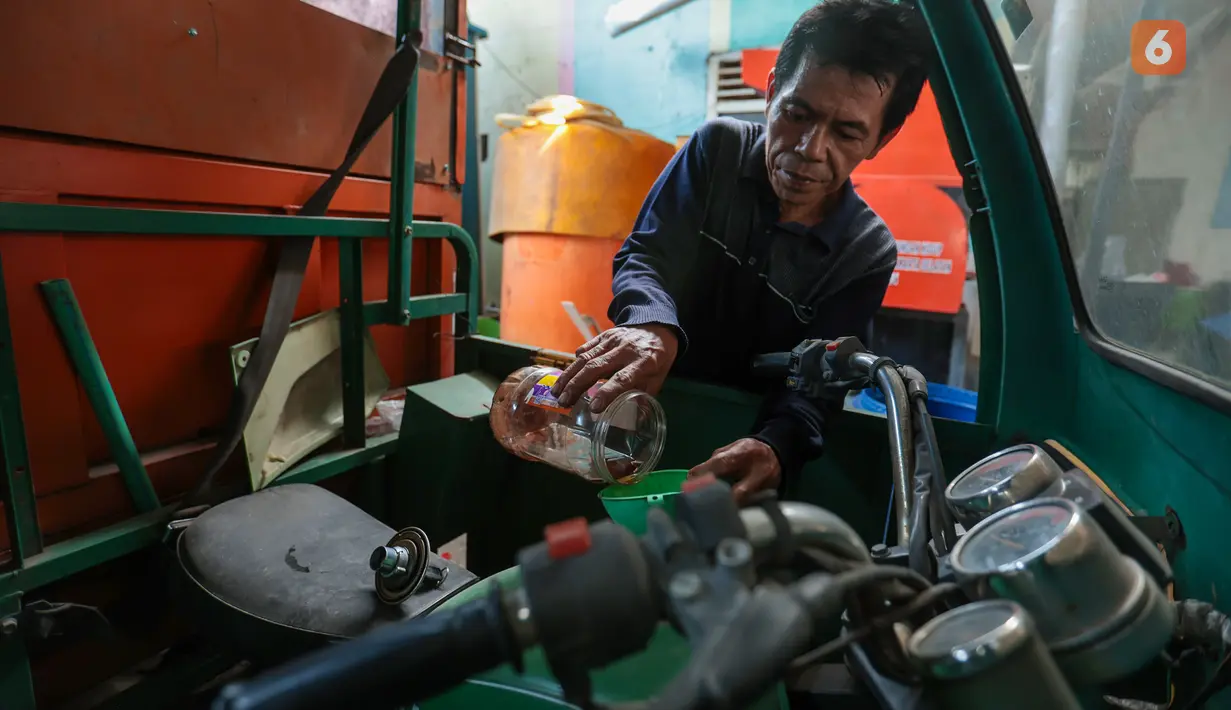 Petasol hasil pengolahan sampah plastik digunakan untuk mendukung operasional mesin pencacah botol plastik di RW 01, Jakarta, Senin (19/10/2026). Pemanfaatan ini menjadi bagian dari upaya pengelolaan sampah di lingkungan warga. (KLY/Budy Santoso)