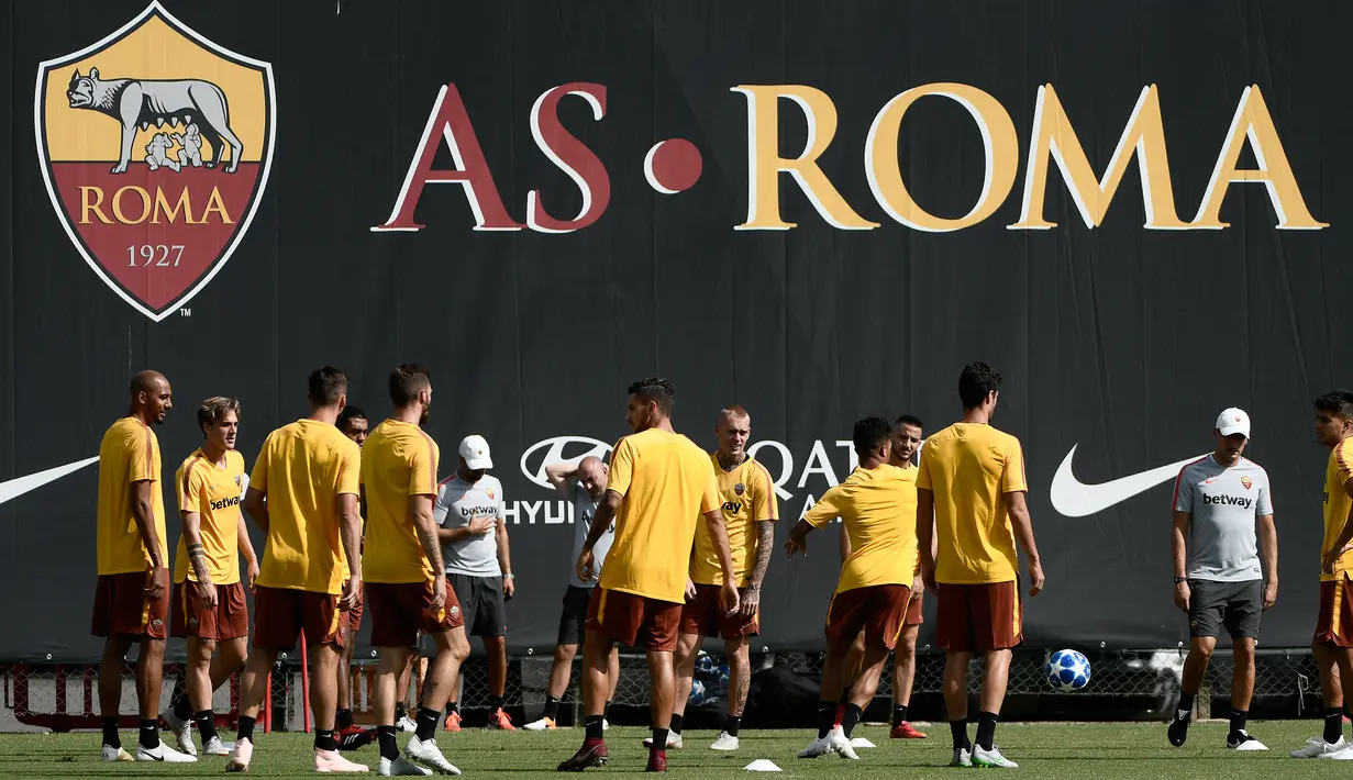 Pemain AS Roma berlatih di Trigoria, pinggiran Roma, Italia, Selasa (18/9). AS Roma akan menghadapi Real Madrid pada laga pembuka Grup G Liga Champions. (Filippo MONTEFORTE/AFP)