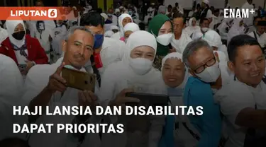 Petugas Penyelenggara Ibadah Haji Madinah memberikan pelayanan prioritas kepada jemaah lansia dan penyandang disabilitas