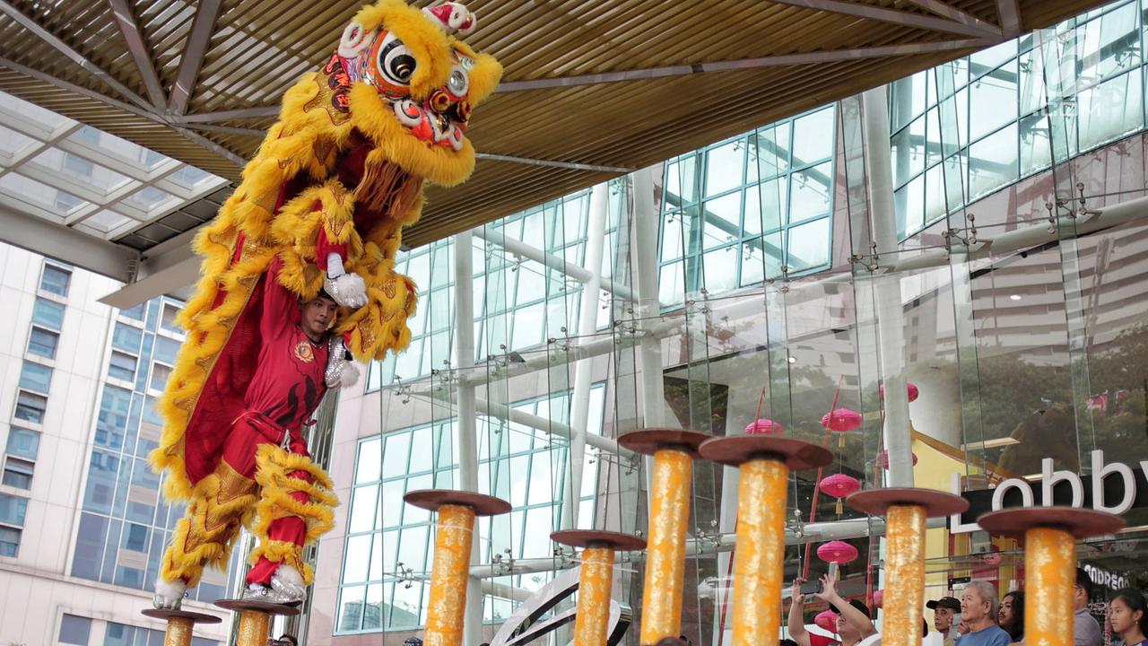 Sambut Imlek Atraksi Barongsai Hibur Pengunjung Mal Ciputra