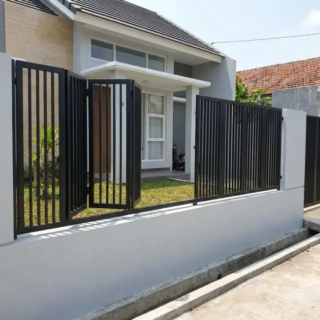Model Pagar Rumah dengan Kombinasi Tembok Rendah dan Besi Tipis
