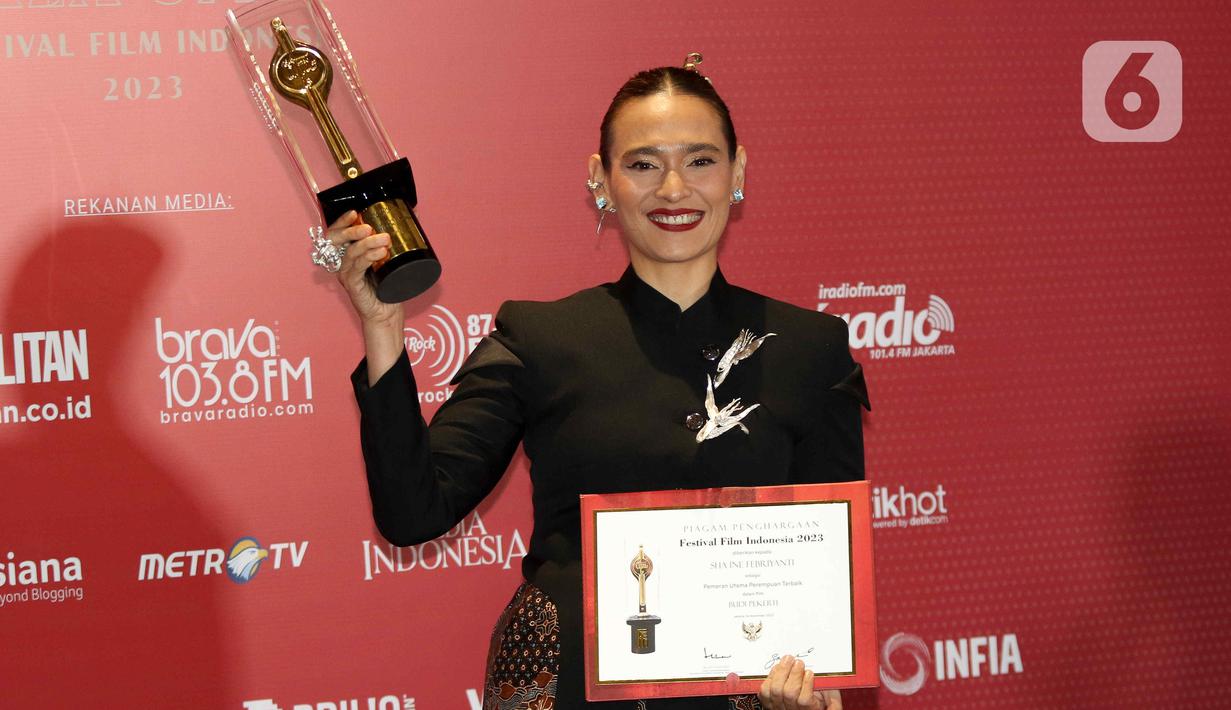 Aktris Sha Ine Febriyanti berpose memegang piala saat menerima Anugerah Festival Film Indonesia (FFI) 2023 kategori Pemeran Utama Wanita Terbaik di Ciputra Artpreneur, Jakarta, Selasa (14/11/2023). (Liputan6.com/Herman Zakharia)
