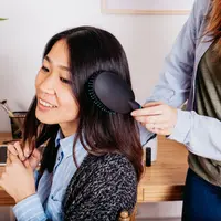 Rambut berporositas tinggi memiliki kutikula yang lebih terbuka, sehingga kelembapan mudah masuk tetapi juga cepat hilang. Kondisi ini sering terjadi karena faktor genetik, proses kimia seperti bleaching atau pelurusan, serta paparan panas berlebihan. (foto/dok: freepik)