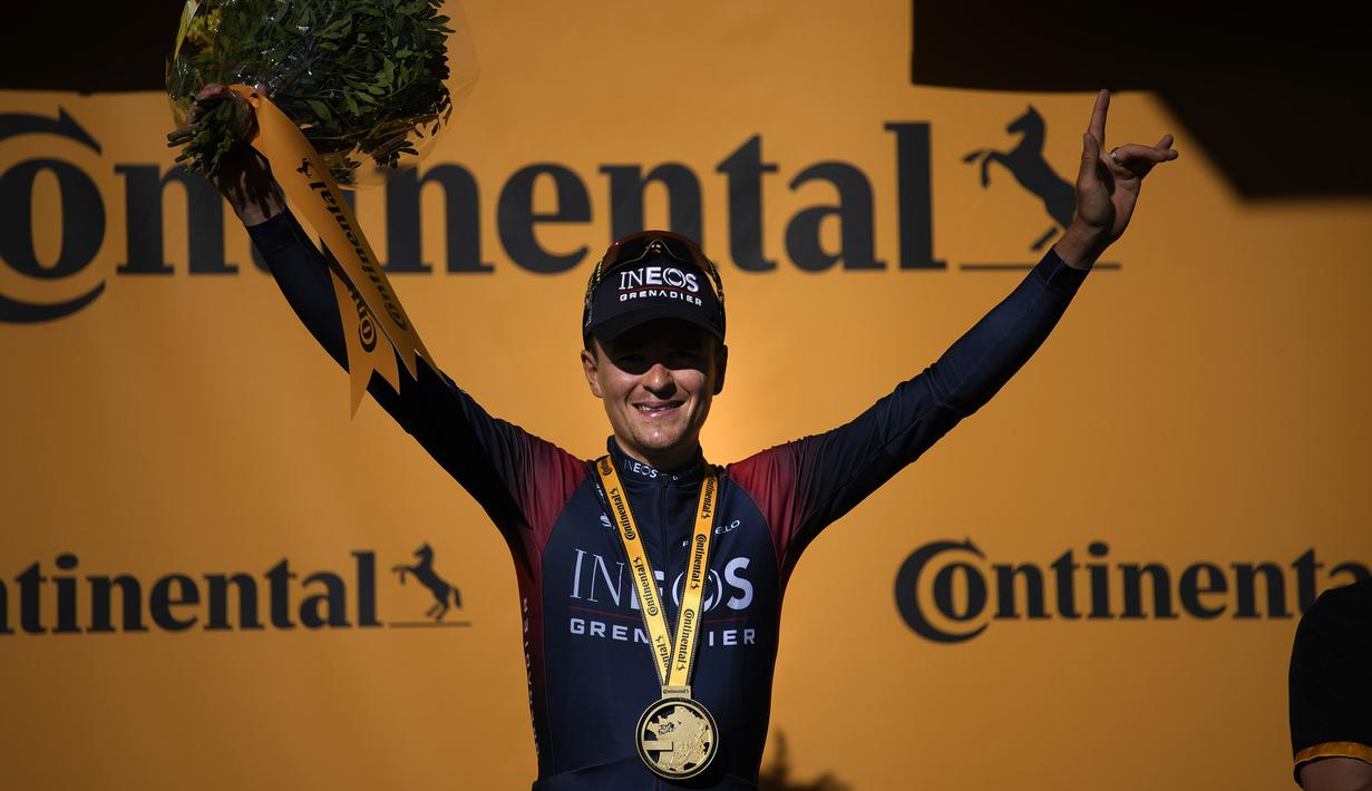 Pebalap tim Ineos Grenadiers, Thomas Pidcock melakukan selebrasi usai menjadi pemenang pada Stage 12 Tour de France 2022 yang menempuh rute sepanjang 165,1 km dari Briancon hingga L'Alpe-d'Huez, di Pegunungan Alpen, Prancis, Jumat (14/07/2022). (AP/Thibault Camus)