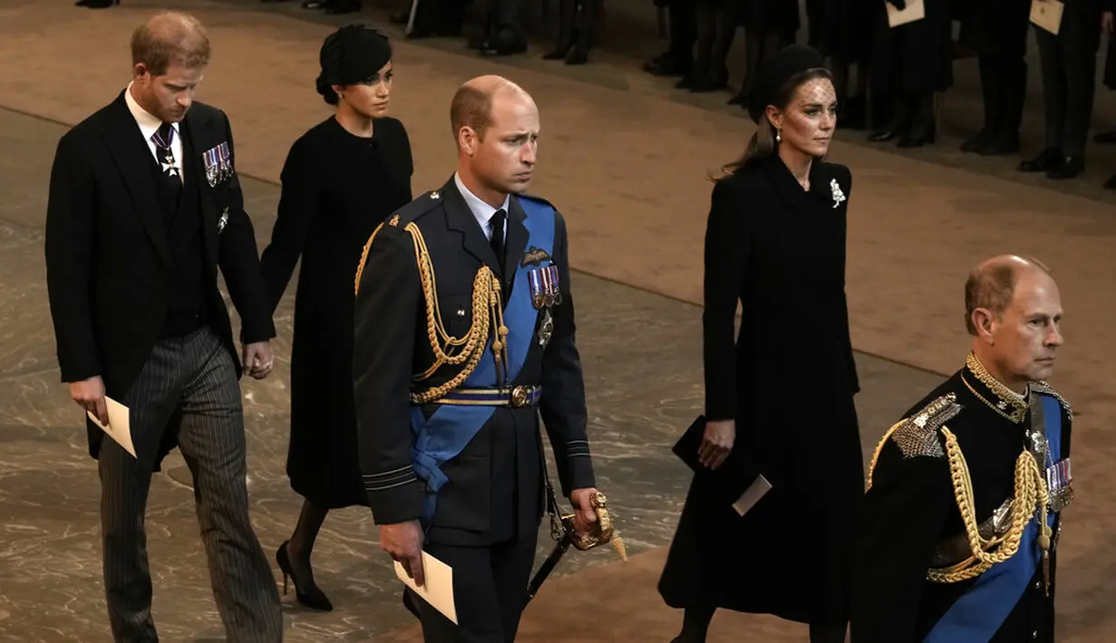 Pangeran Harry dan Meghan Markle menghadiri prosesi persemayaman mendiang Ratu Elizabeth II di Westminster Hall, London, 14 September 2022. (Foto: AP Photo/Nariman El-Mofty, Pool)