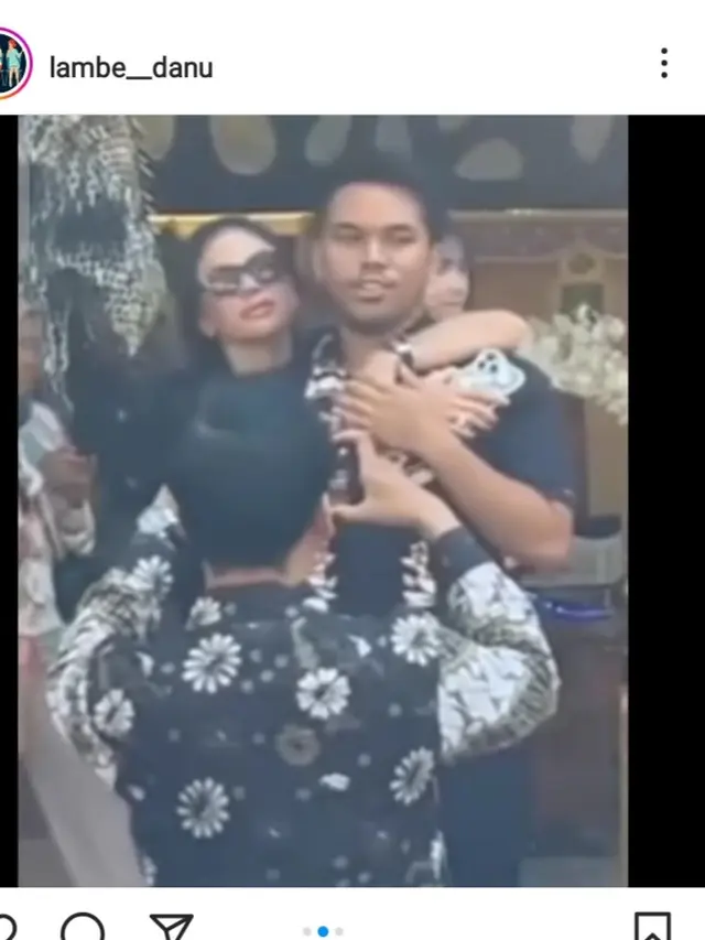 Nikita Mirzani  memeluk Thariq Halilintar, saat itu Fuji lewat di belakang keduanya (Foto: instagram lambe__danu)