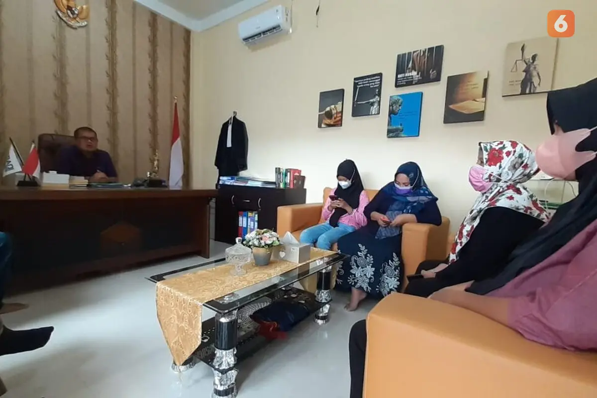 Sejumlah orang tua siswa di Gorontalo mendatangi kantor LPKPA (Arfandi/Liputan6.com)