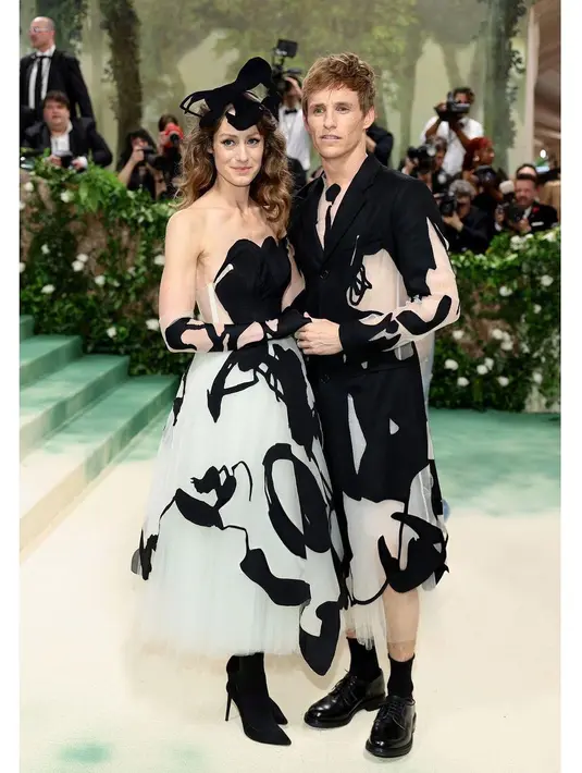 Eddie Redmayne dan istrinya Hannah tampil matching dengan gaun hitam putih dari Steve O Smith. Aksen tulle dominasi penampilan pasangan ini. [@steve_o_smith]