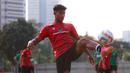 Pemain Timnas Indonesia U-23, Irfan Jauhari mengontrol bola saat melakukan latihan perdana menjelang Piala AFF U-23 yang berlangsung di Lapangan A, Senayan, Jakarta, Kamis (10/08/2023). (Bola.com/Bagaskara Lazuardi)