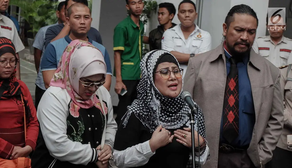 Ratu Dangdut Elvy Sukaesih ditemani anaknya Fitria Sukaesih memberikan keterangan kepada awak media usai menjalani pemeriksaan di Direktorat Reserse Narkoba (Ditresnarkoba) Polda Metro Jaya, Jakarta, Senin (26/2). (Liputan6.com/Faizal Fanani)