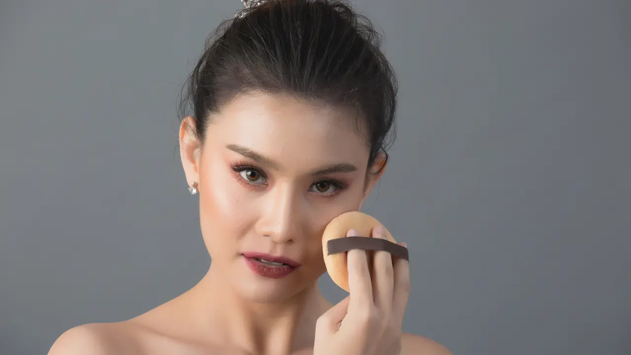 Kunci Tahan Lama: Mengunci Makeup dengan Powder [Dok/freepik.com]