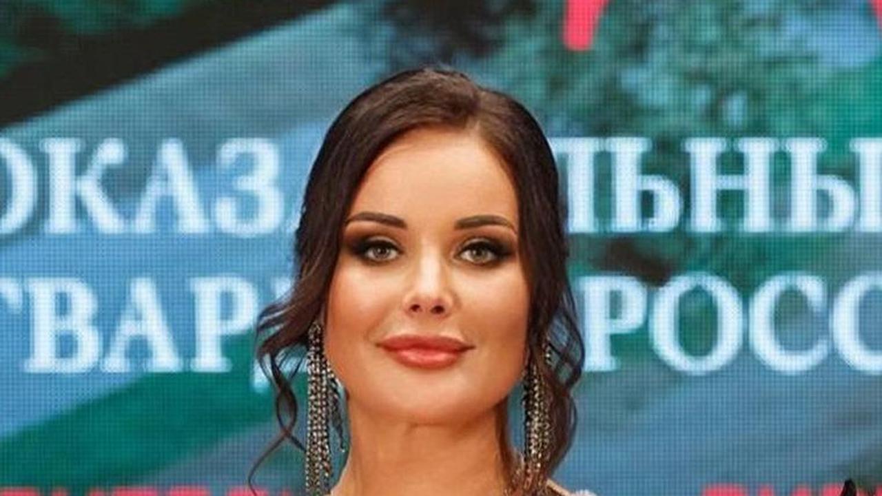 Kini, mantan polwan itu menekuni profesi aktris, presenter, dan duta UNICEF.