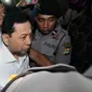 Terdakwa korupsi proyek E-KTP Setya Novanto dibawa petugas usai mengikuti sidang perdana di Pengadilan Tipikor, Jakarta, Rabu (13/12). Sidang mendengarkan pembacaan dakwaan oleh JPU KPK. (Liputan6.com/Helmi Fithriansyah)