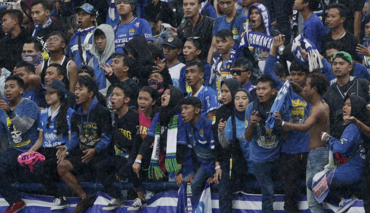 Bobotoh saat mendukung Persib Bandung melawan Persiwa Wamena pada laga Piala Indonesia di Stadion Si Jalak Harupat, Bandung, Senin (11/2). Persib menang 7-0 atas Persiwa. (Bola.com/M Iqbal Ichsan)