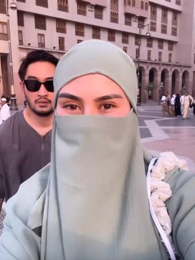 7 Potret Syahnaz Sadiqah Umrah Bareng Jeje, Tampil Bercadar Tuai Sorotan