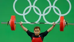 Lifter Indonesia, Eko Yuli Irawan mengangkat beban selama kompetisi cabang olahraga angkat besi 62 KG di Olimpiade 2016, Senin (8/8). Eko Yuli mencatatkan total angkatan 312 KG dari snatch 142KG dan clean & jerk 170 KG. (REUTERS/Yves Herman)