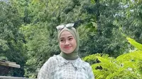 6 Inspirasi Blouse Plisket Kekinian untuk Tampil Chic dan Girly Sepanjang Hari