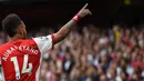 Tato tersebut diambil dari gambar saat ia memegang kedua anaknya keluar dari ruang ganti Emirates Stadium dengan menggunakan jersey nomor 14. (AFP/Daniel Leal)