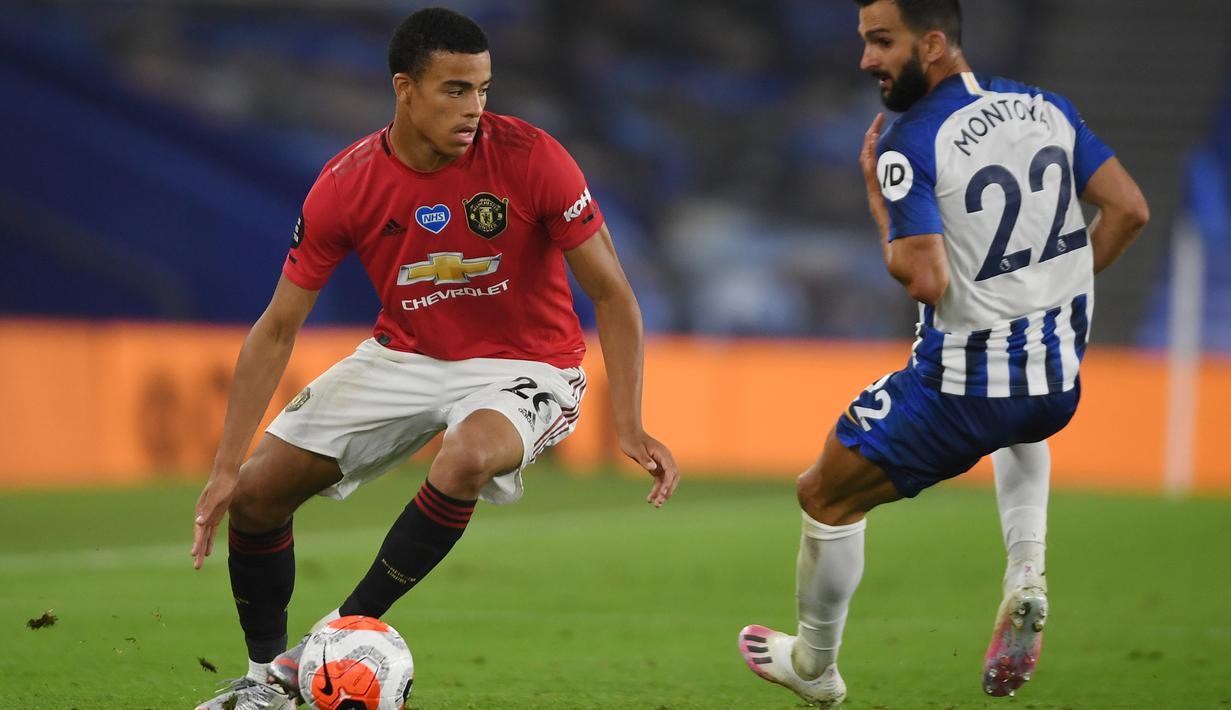 Striker Manchester United, Mason Greenwood, berebut bola dengan pemain Brighton pada laga Premier League pekan ke-32 di Stadion Falmer, Rabu (1/7/2020) dini hari WIB. Manchester United menang 3-0 atas Brighton. (AFP/Mike Hewitt/pool)