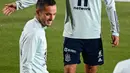 Gelandang Spanyol Koke (tengah) memberi isyarat selama sesi latihan di La Ciudad del Futbol, Las Rozas de Madrid, Spanyol (8/11/2021). Saat ini timnas Spanyol berada di posisi kedua Grup B Kualifikasi Piala Dunia 2022 dengan koleksi 13 poin. (AFP/Gabriel Bouys)