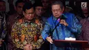 Ketum Partai Demokrat Susilo Bambang Yudhoyono atau SBY (kanan) didampingi Ketum Partai Gerindra Prabowo Subianto (kiri) memberi keterangan usai bertemu di Jakarta, Senin (30/7). Demokrat mengusung Prabowo sebagai capres 2019. (Liputan6.com/JohanTallo)