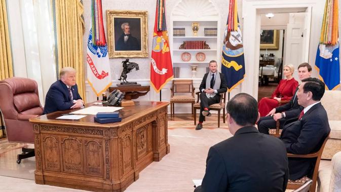 Menko Marves Luhut Binsar Pandjaitan bertemu Presiden Amerika Serikat Donald Trump di White House Washington DC pada Hari Selasa, 17 November 2020.