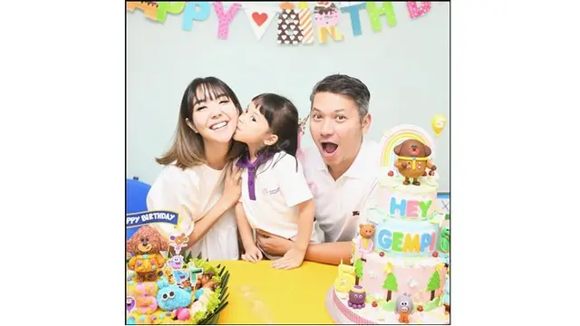 Meski sederhana, Gempita terlihat senang dengan momen ulang tahunnya.