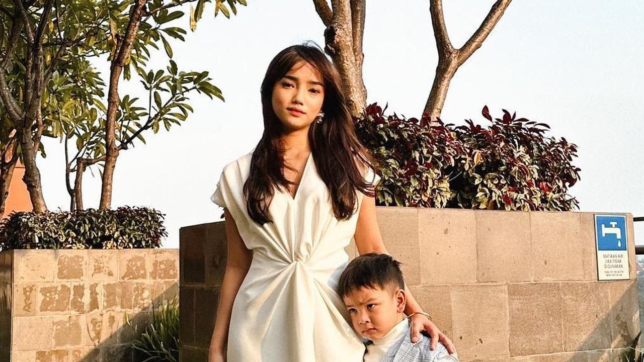Intip Deretan Foto Fuji saat Ajak Gala Sky Jalan-jalan Bareng, Tampil Bak Mama Muda