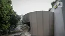 Kondisi Pos Polisi Subsektor Pejompongan pasca dibakar pihak tak dikenal usai aksi berujung ricuh di depan Gedung DPR/MPR RI, Jakarta, Selasa (12/4/2022). Pospol tersebut dibakar tepat setelah ada bentrokan yang melibatkan pihak kepolisian di sekitar lokasi kejadian. (Liputan6.com/Faizal Fanani)