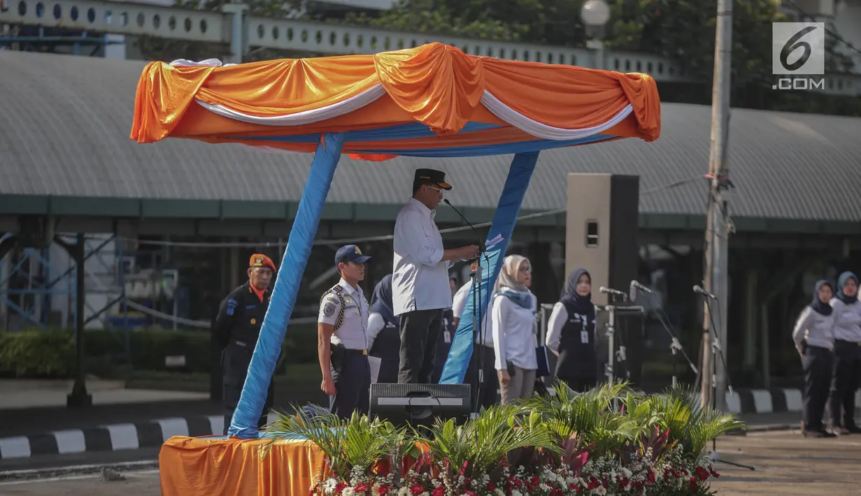 Menteri Perhubungan Budi Karya memimpin apel persiapan pengamanan dan angkutan lebaran 2019 di Stasiun Gambir, Jakarta, Minggu (26/5/2019). Menhub dalam sambutanya mengatakan jika tahun ini Kereta Api menjadi salah satu moda transportasi favorit bagi para pemudik. (Liputan6.com/Faizal Fanani)