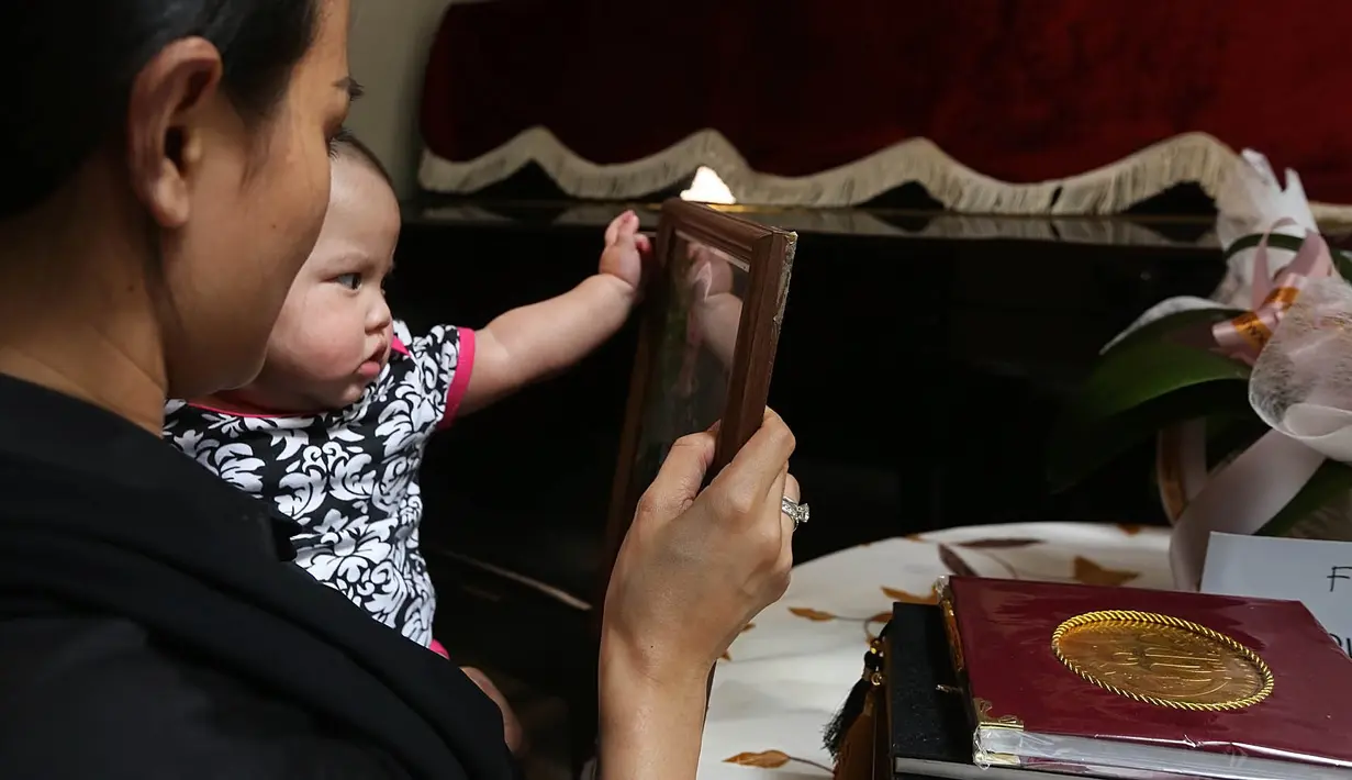 "Ya kalau rewel, kita deketin dia ke foto-foto papanya, dia langsung diam. Itu bukan bikin aku lebih tenang yah, malah bikin aku jadi sedih. Anak sekecil itu harus dihadapkan seperti ini." lanjutnya. (Bambang E. Ros/Bintang.com) 