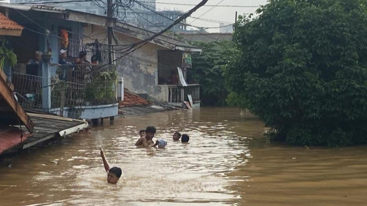 VIDEO: Kondisi Terkini Banjir Rawajati Pancoran, Petugas Berjibaku Evakuasi Warga Hingga Kambing