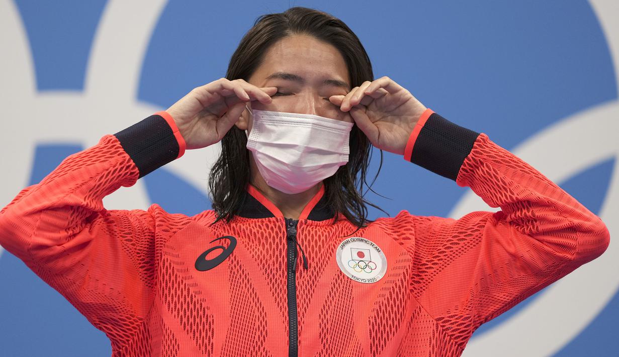 Yui Ohashi, dari Jepang, bereaksi di atas podium setelah memenangkan renang gaya ganti 400 meter individu putri pada Olimpiade Musim Panas 2020, Minggu, 25 Juli 2021, di Tokyo, Jepang. (AP/Matthias Schrader)