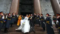 Grand Duke George Mikhailovich Romanov dan Victoria Romanovna Bettarini meninggalkan Katedral Saint Isaac, lokasi upacara pernikahan mereka, di Saint Petersburg, Rusia, 1 Oktober 2021. (OLGA MALTSEVA/AFP)