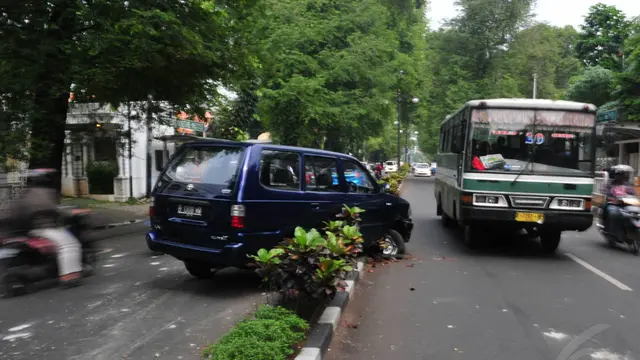 Pengemudi Ngantuk, Mobil Tabrak Pembatas Jalan