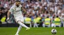 Pemain Real Madrid, Karim Benzema, berhasil mencetak gol dari titik penalti ke gawang Athletic Bilbao saat menjalani pertandingan terakhirnya bersama Real Madrid di Santiago Bernabeu, Minggu (4/6/2023) malam WIB. Gol tersebut membuat dirinya menjadi pemain kedua paling subur di Real Madrid dengan torehan 353 gol. (AFP/Pierre-Philippe Marcou)