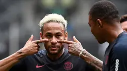 Pemain Paris Saint-Germain Neymar (kiri) bercanda dengan Kylian Mbappe saat sesi latihan jelang menghadapi Rennes dalam Trophee des Champions di Stadion Universiade Shenzhen, China, Jumat (2/8/2019). PSG akan menghadapi Rennes pada Sabtu, 3 Agustus 2019. (FRANCK FIFE/AFP)