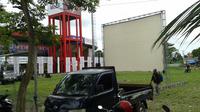 Panpel Bali United menyiapkan layar lebar untuk menampung penonton yang tak kebagian tiket. (Bola.com/Ronald Seger)