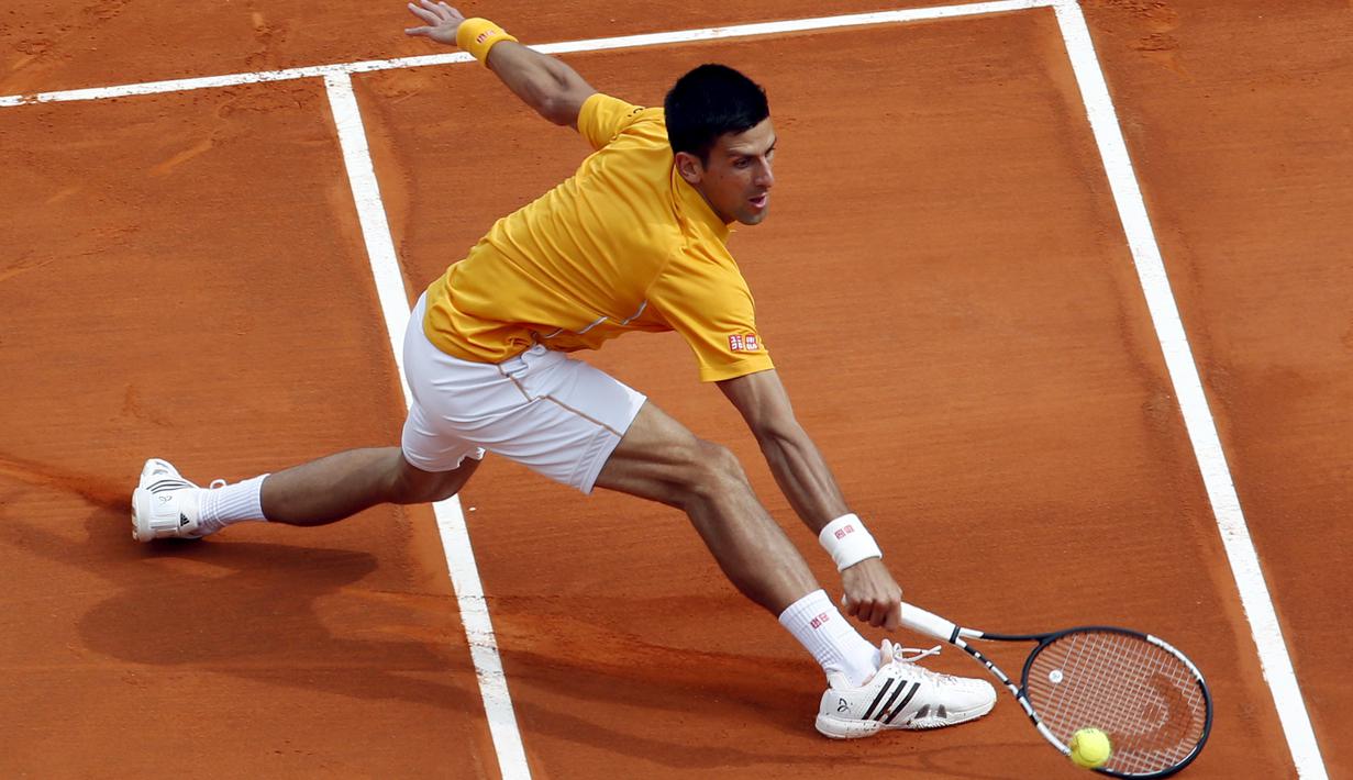 Aksi Novak Djokovic mengembalikan pukulan keras Rafael Nadal (REUTERS/Jean-Paul Pelissier)