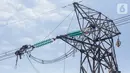Pekerja memperbaiki kabel listrik Pembangkit Listrik Tenaga Uap (PLTU) Banten 3 Lontar, di Tangerang, Rabu (29/4/2020). PLN (Persero) semula menargetkan puncak commercial operation date (COD) pembangkit terjadi pada 2020 dengan kapasitas pembangkit mencapai 8.823 MW. (Liputan6.com/Fery Pradolo)