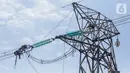 Pekerja memperbaiki kabel listrik Pembangkit Listrik Tenaga Uap (PLTU) Banten 3 Lontar, di Tangerang, Rabu (29/4/2020). PLN (Persero) semula menargetkan puncak commercial operation date (COD) pembangkit terjadi pada 2020 dengan kapasitas pembangkit mencapai 8.823 MW. (Liputan6.com/Fery Pradolo)