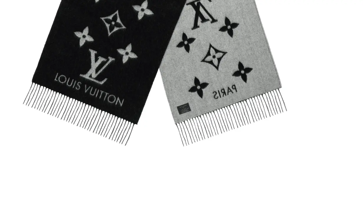 Dibuat dari benang gradien yang diwarnai dengan tangan untuk menciptakan efek ombré yang mencolok. Dihiasi dengan pola Monogram besar untuk sentuhan kontemporer serta kasmir yang mewah dengan ukuran besar untuk menjadikannya pilihan terbaik.