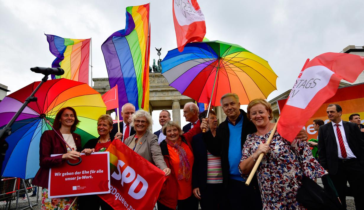 Mantan walikota Berlin Klaus Wowereit saat mengikuti demontrasi kaum LGBT di depan Gerbang Brandenburg di Berlin (30/6). Jerman melegalkan undang-undang pernikahan sesama jenis pada Jumat 30 Juni 2017. (AFP Photo/Tobias Schwarz)