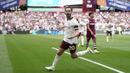 Gelandang Manchester City, Bernardo Silva merayakan gol yang dicetaknya ke gawang West Ham United untuk membawa timnya unggul 2-1 pada laga pekan kelima Premier League 2023/2024 di London Stadium, London, Sabtu (16/9/2023) malam WIB. (AP Photo/Kin Cheung)