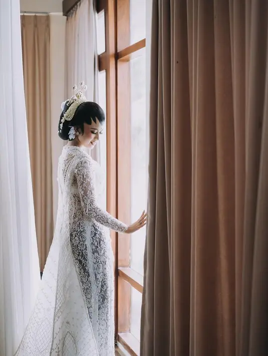 Kebaya akad tersebut didesain oleh Alleya Wedding Center berbasis di Jogja/ Kebaya putih model kutubaru tersebut mendapat modernisasi dari train atau ekornya. [Foto: @rezaprabowophoto]