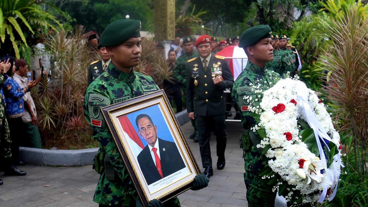 FOTO: Ryamizard Ryacudu Dimakamkan Secara Militer di TMP Kalibata