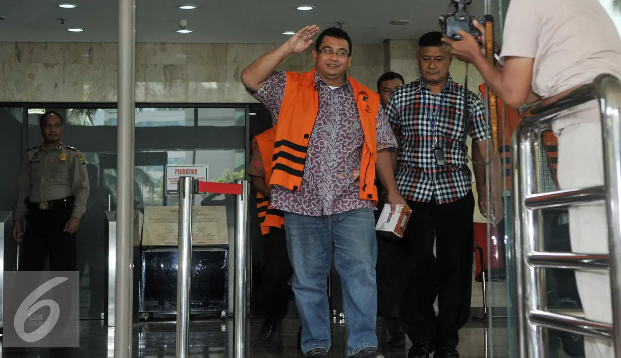 Tersangka Herry Setiadji keluar dari Gedung KPK, Jakarta, Rabu (13/7). Herry diperiksa sebagai tersangka terkait dengan kasus pemerasan terhadap perusahaan wajib pajak, yakni PT EDMI Indonesia. (Liputan6.com/Johan Tallo)