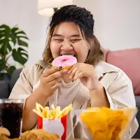 Intip penjelasan singkat mengenai penyebab dan cara mengatasi makan berlebihan saat stres. (Sumber: Freepik/studioredcup).