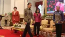 Presiden Joko Widodo didampingi Menteri Dalam Negeri (Mendagri) Tito Karnavian, Ketum Kowani Giwo Rubianto Wiyogo dan Menteri PPPA, Gusti Ayu Bintang Darmavati, bersiap membuka Kongres XXV Wanita Indonesia (KOWANI) di Istana Negara, Jakarta, Selasa (3/12/2019). (Liputan6.com/Angga Yuniar)