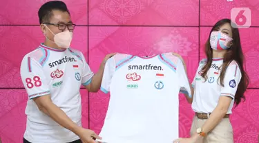 Deputy CEO Smartfren, Djoko Tata Ibrahim dan Co-Founder Genesis Dogma, Grace Blessing menunjukkan jersey terbaru yang akan dikenakan tim Genesis Dogma di Jakarta, Kamis (20/1/2022). Jersey ini menandai peresmian Smartfren sebagai sponsor utama Genesis Dogma.(Liputan6.com/HO/Agus)